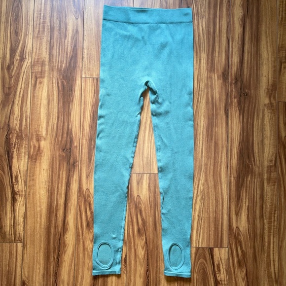 PRETTYLITTLETHING Stirrup Leggings - Picture 2 of 4